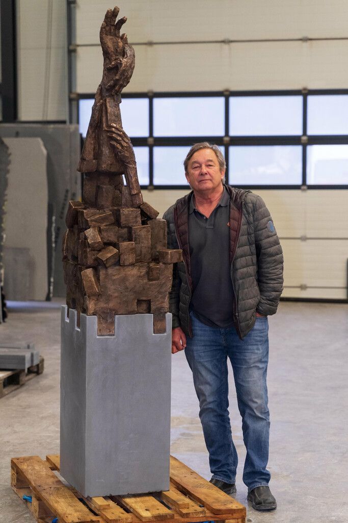 Beeindruckendes Mahnmal gegen Gewalt von Künstler Udo Rabensteiner. »A7