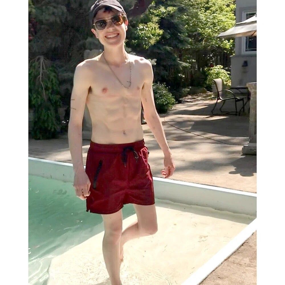 Elliot Page in Badehose