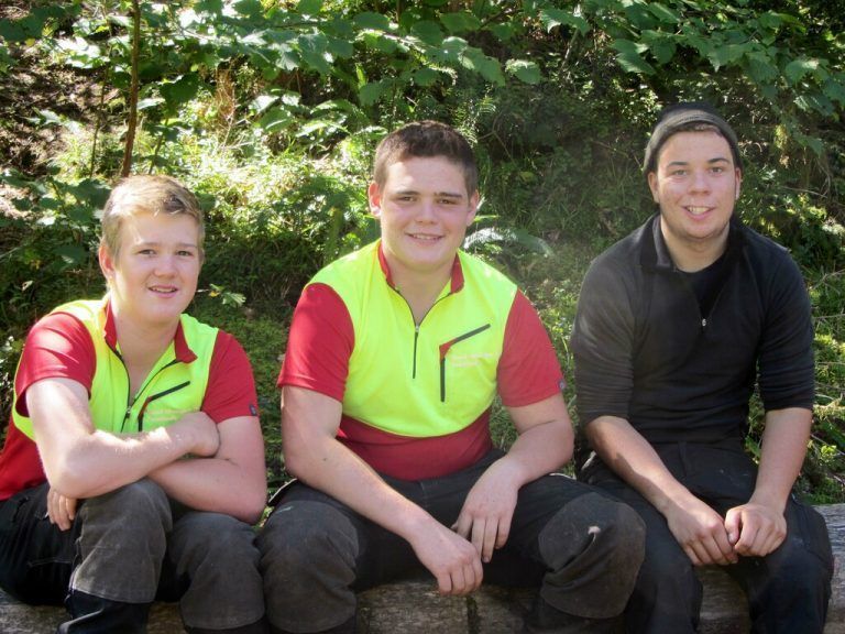 Martin Vallaster, Kevin Torghele und Dominik Wachter absolvieren ihre Lehre beim Stand Montafon Forstfonds.Stand Montafon Forstfonds/Sylvia Ackerl