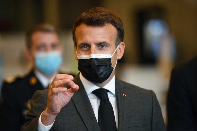 Frankreichs Präsident Emmanuel Macron besucht die Eröffnung eines neuen großen Corona-Impfzentrums in der Hauptstadt Paris. AFP