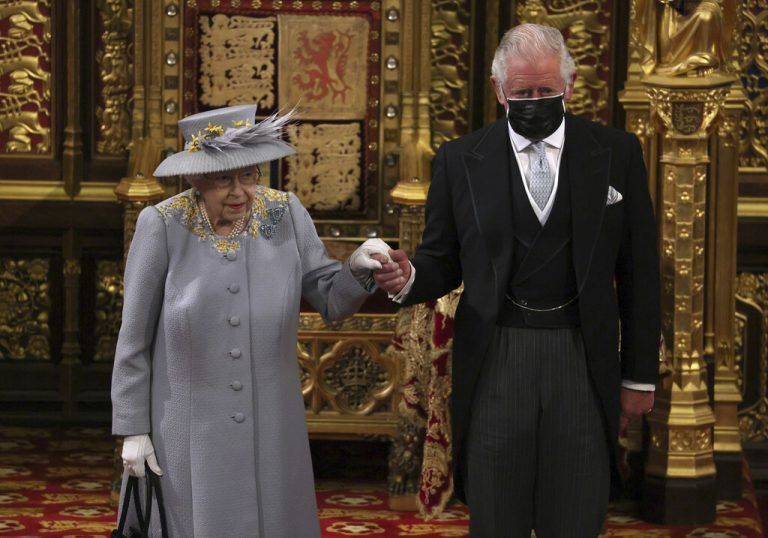 Für die Queen war es der erste große öffentliche Auftritt seit dem Tod ihres Mannes Prinz Philip. Prinz Charles begleitete sie. ap