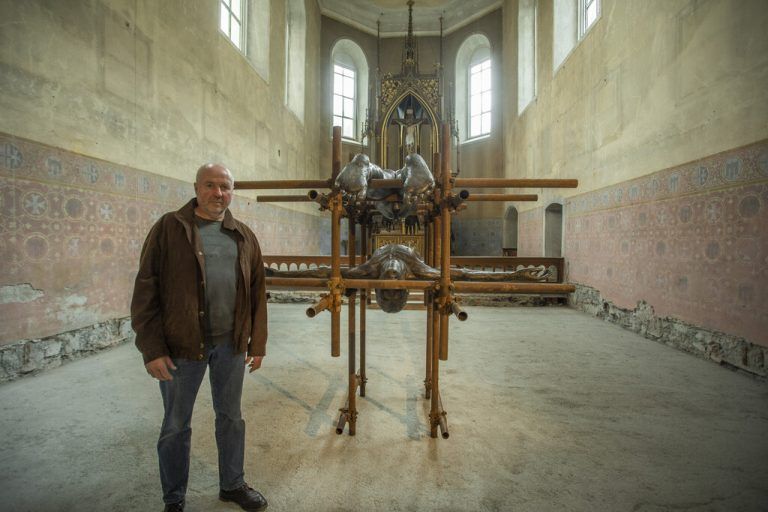 Geeigneter Ort: Lois Anvidalfarei mit einer Arbeit in der Johanniterkirche.