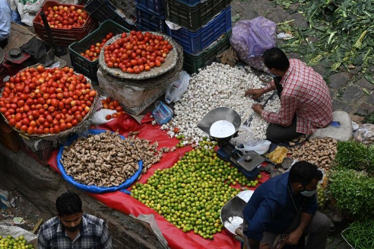 Händler warten auf einem Gemüsemarkt in der indischen Hauptstadt Neu-Delhi auf Kundschaft. AFP