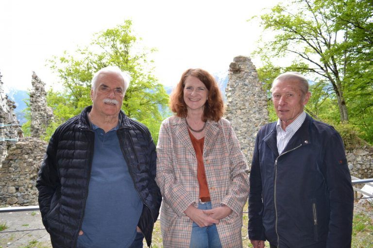 Hans Bösch und Alexandra Wucher (beide Burgfreunde Blumenegg) sowie Referent Elmar Mäser. BI
