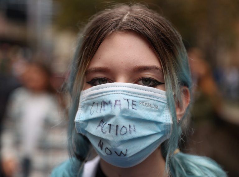 In der australischen Metropole Sydney nimmt eine junge Aktivistin und Schülerin an einem Schulstreik für den Klimaschutz teil. reuters