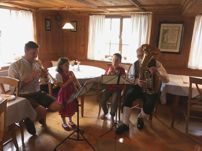 In der warmen Stube ließen Blasmusikverbandsobmann Wolfram Baldauf, sein Schwiegersohn Martin und die Enkelkinder Moritz und Johanna ihre Instrumente erklingen.