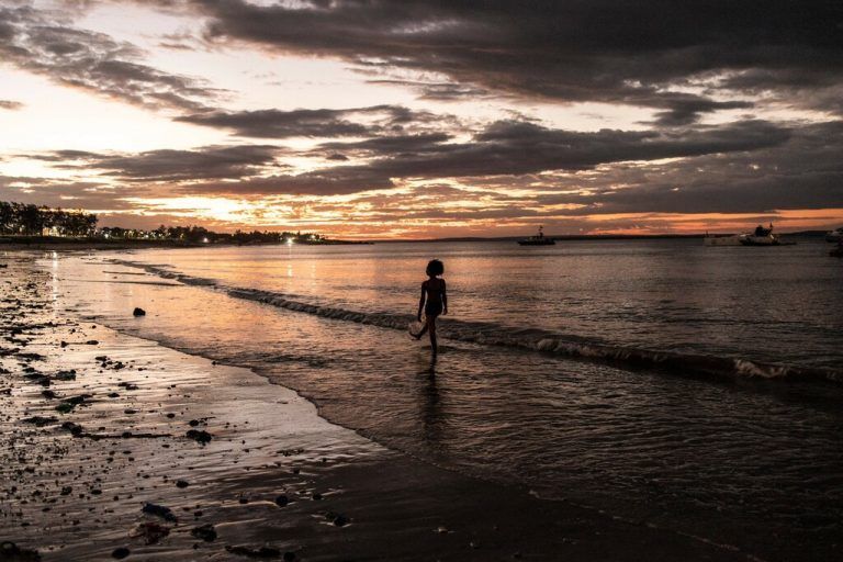 In Pemba, Mosambik, spaziert eine Frau am Strand entlang. Die Stadt nahm viele Menschen auf, die vor der Gewalt im Norden flohen. AFP