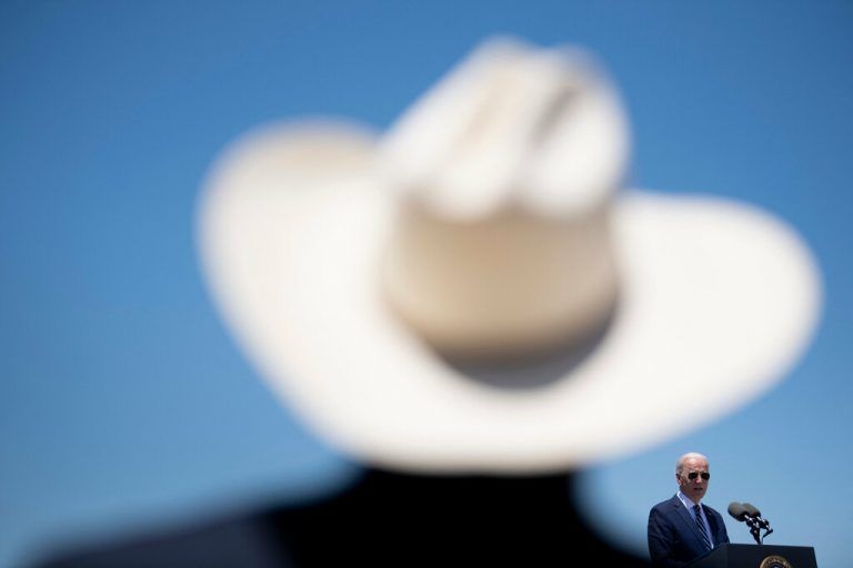 In Westlake, Louisiana, lauscht ein Mann mit Cowboyhut US-Präsident Joe Biden, der für seine geplanten Infrastruktur-Investitionen wirbt. AFP