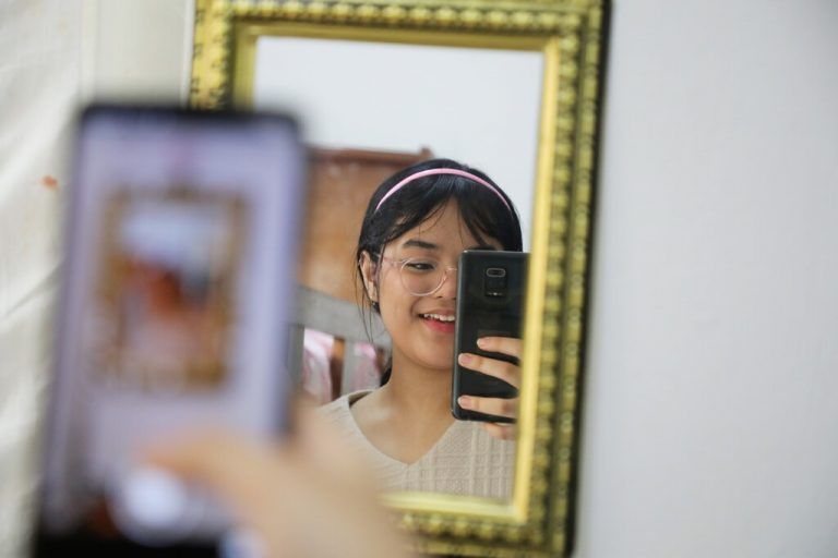 Influencer sollen Jugendliche überzeugen, sich impfen zu lassen.  Reuters