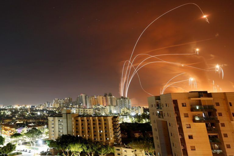 Israels Abwehrsystem „Eisenkuppel“ fängt vom Gazastreifen aus abgefeuerte Raketen ab. Das Foto stammt aus Aschkelon. reuters