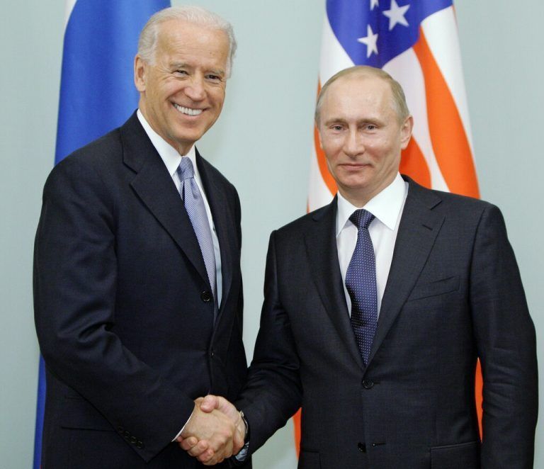 Joe Biden (l.) und Wladimir Putin 2011 bei einem Treffen in Moskau. AFP