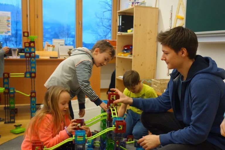 Jona Blank machte bei seinem Freiwilligen Sozialjahr in der Kinderbetreuung in Egg wertvolle Erfahrungen im Sozialbereich. Soziale Berufsorientierung Vorarlberg