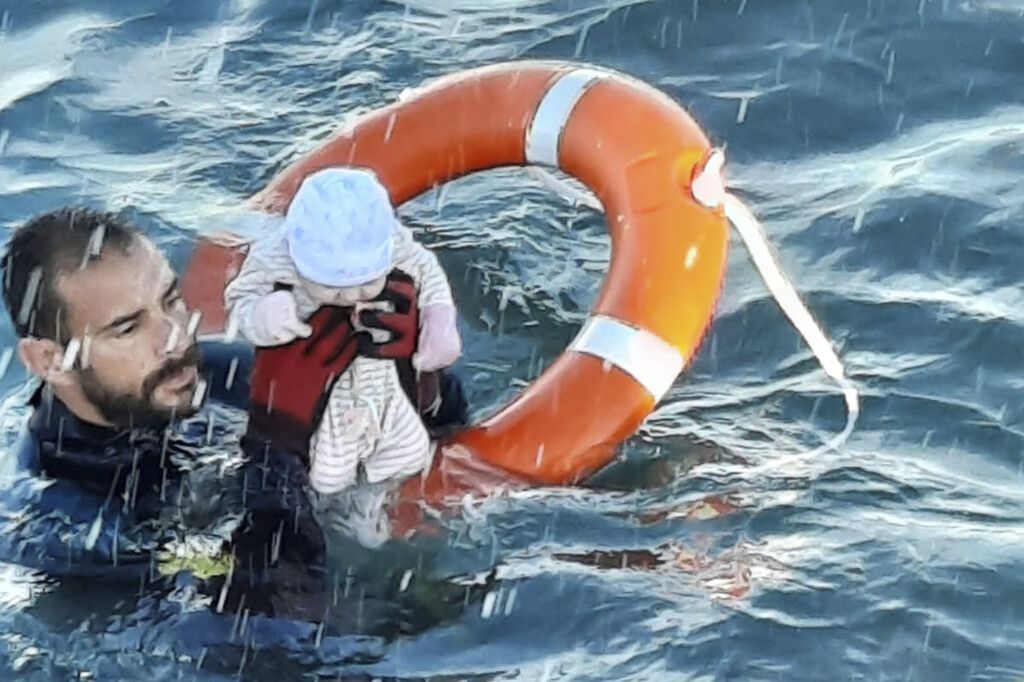 Retter von Baby aus Mittelmeer als Held gefeiert