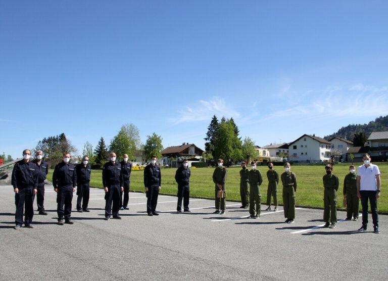 <p class="caption">Jugendfeuerwehr Hörbranz mit Prüfern und Bürgermeister Andreas Kresser.</p><p class="caption"/>