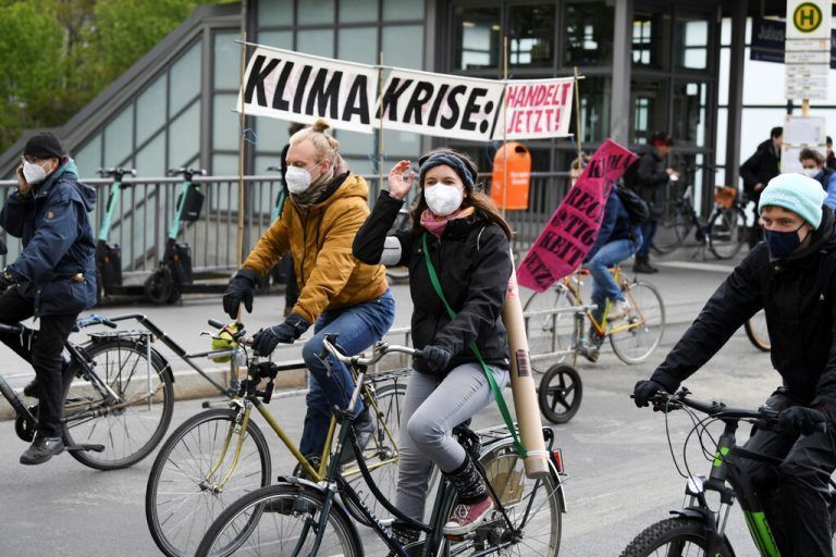 Junge Menschen nehmen an einer Fahrrad-Demo der Bewegung Fridays for Future in der deutschen Hauptstadt Berlin teil. reuters