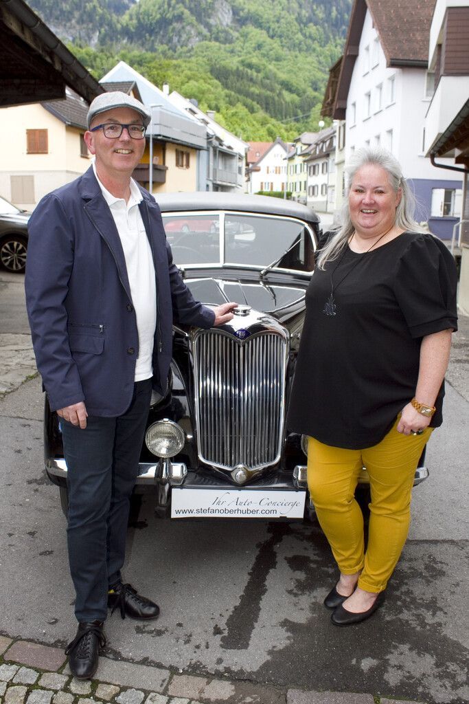 Kamen stilgerecht: Auto-Concierge Stefan Oberhuber und Andrea Blatter.