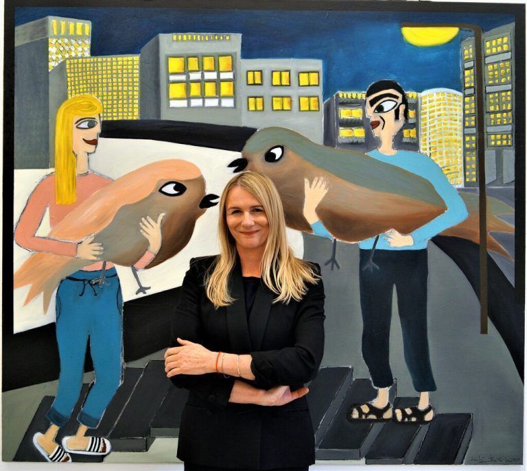 Katja Berger vor ihrem Vogelbild im Erdgeschoß.