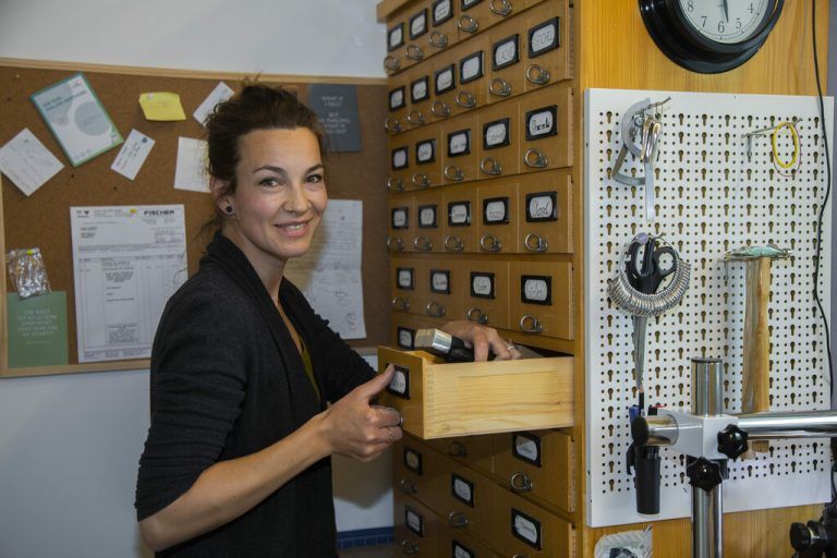 Katrin Eberhard hat sich ihre eigene kleine Werkstatt eingerichtet, in der sie auch ihre Kunden empfängt.