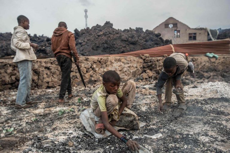Kinder spielen mit Lava in Kongo. Kochende Lava kam am Stadtrand von Goma zum Stillstand und bewahrte die Stadt so vor einer Katastrophe. AFP