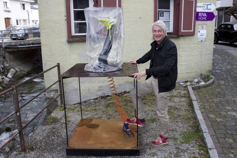 Künstler Marco Spitzar und sein Kunstwerk mit Druck. Franc