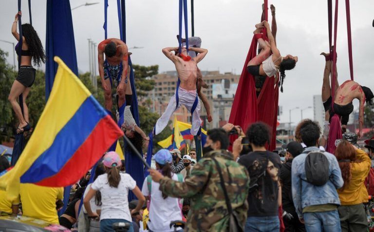 Künstler werfen sich bei einer Demo gegen die kolumbianische Regierung in Bogota aufsehenerregend ins Zeug. AFP
