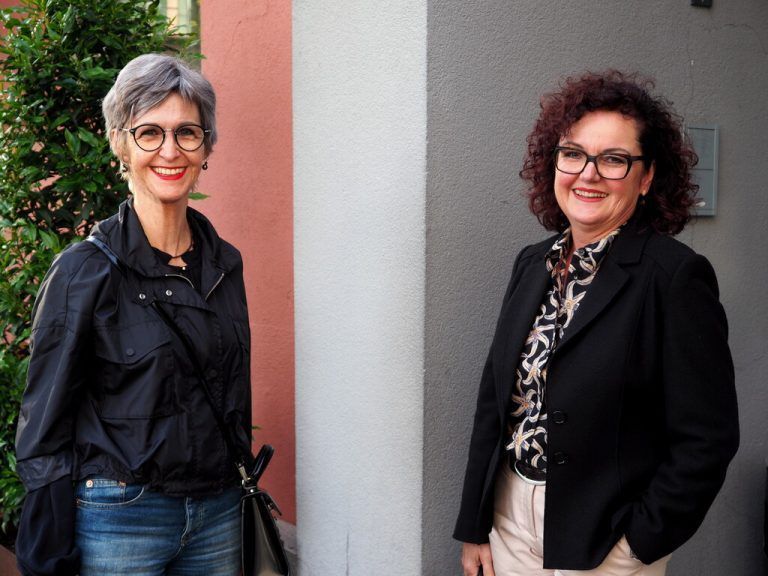 Künstlerin Gabriele Ulmer und Elke Spiegel.
