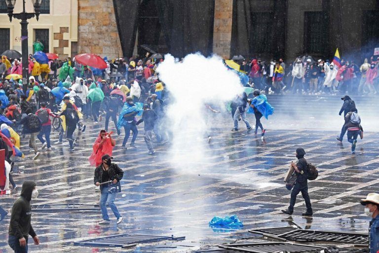 Lage spitzt sich zu: Bei Protesten kam es in Bogotá, Kolumbien, zu Auseinandersetzungen zwischen Demonstranten und Polizei. AFP
