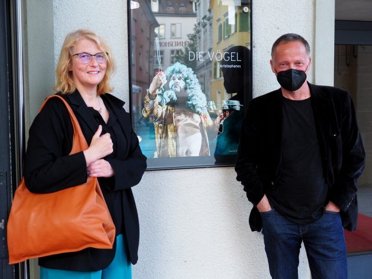 Landestheater-Intendantin und Dramaturgin Stephanie Gräve mit Regisseur Johannes Lepper.  SIE