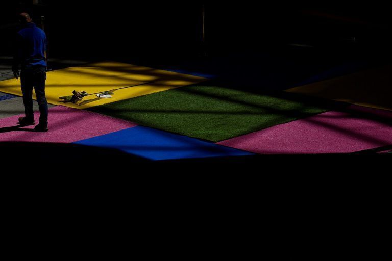 Lockerung der Coronaregeln: In diesem Einkaufszentrum in Belfast, Nordirland, wird schon einmal ein bunter Teppich ausgerollt.  reuters