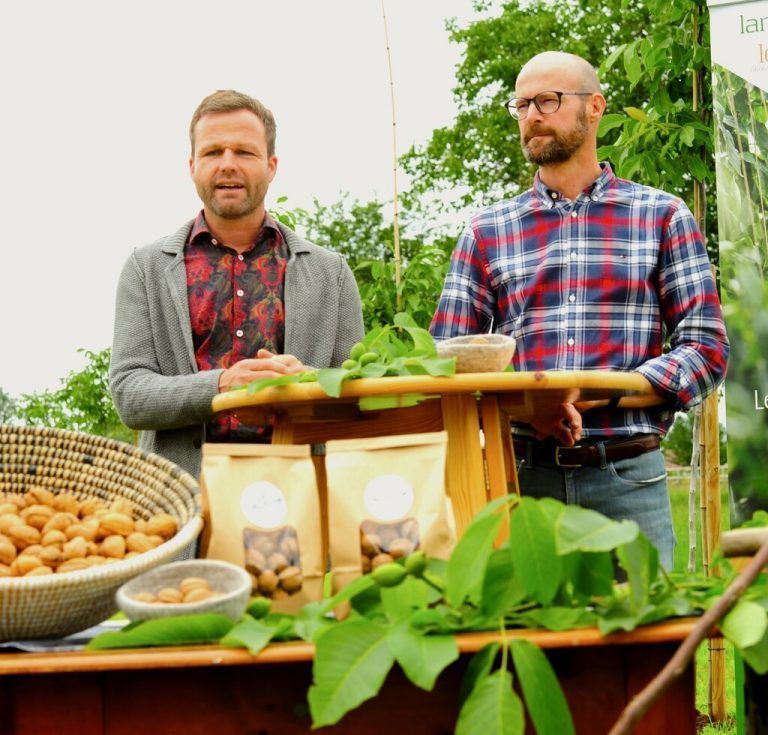 Mathias Becvar und Patrick Domig präsentieren ihre „LändleNüss“. VLK/A.SERRA
