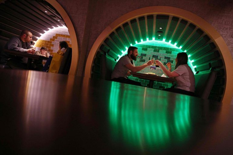 Mehr Freiheiten in England: Besucher des Hard Rock-Cafés am Piccadilly Circus in London genießen einen gemeinsamen Abend. AFP