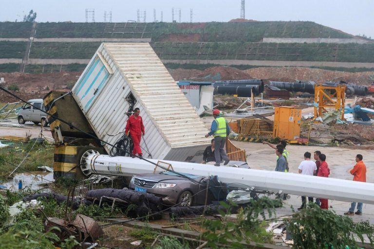 Menschen betrachten schwere Schäden auf einer Baustelle, die ein Tornado in der Wirtschaftszone in Wuhan in China angerichtet hat. AFP
