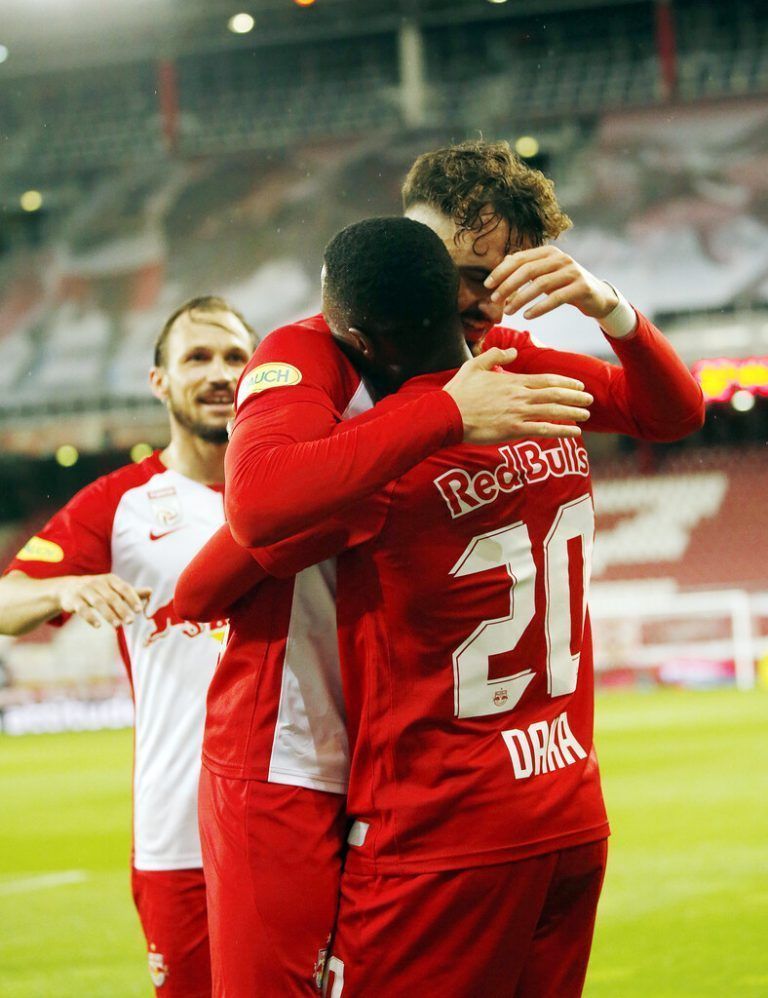 Mergim Berisha jubelt mit Patson Daka über den Meistertitel für Salzburg.apa