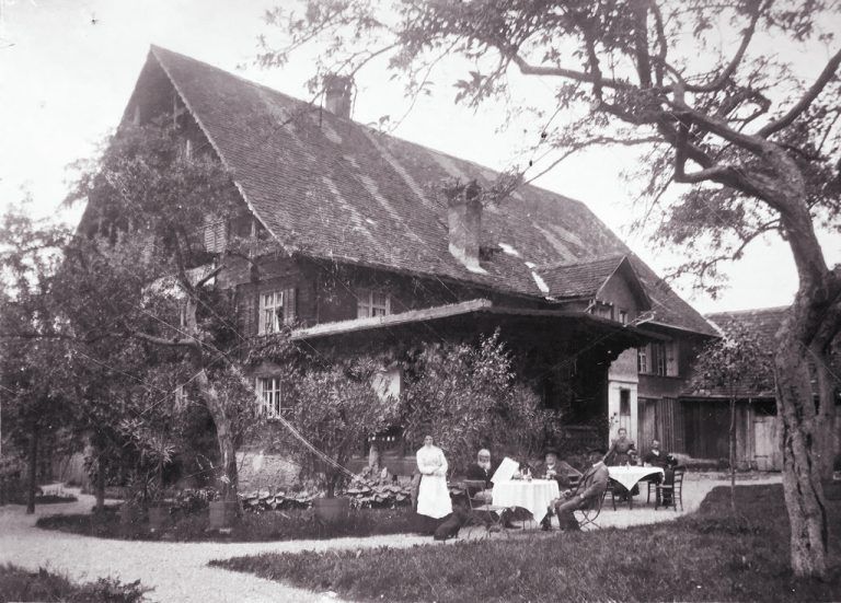 Mina Loacker (links) mit Vater und Gästen 1904 im Rankweiler Schützengarten.