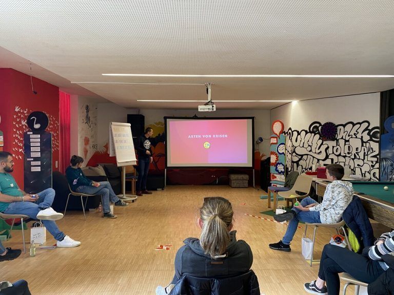 Mit der Workshopreihe „Mental Life Hacks – Umgang mit Krisen“ waren die Jugendarbeiter der Offenen Jugendarbeit Bludenz kürzlich in der Region unterwegs und boten dabei wertvolle Hilfestellungen für die interessierten Jugendlichen an.Villa K