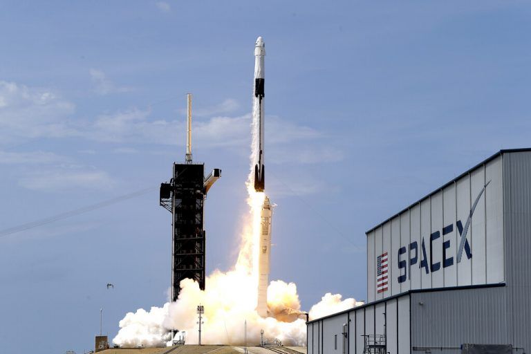 Mit einer Falcon-9-Rakete des privaten Raumfahrtunternehmens SpaceX soll der Satellit nächstes Jahr zum Mond gelangen. Ap