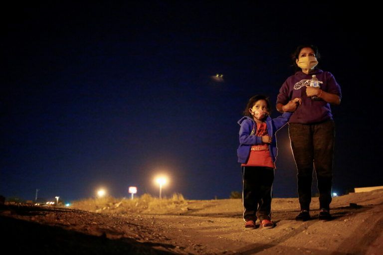 Mit ihrer Tochter macht sich eine Frau aus Honduras bereit, den Rio Bravo zu überqueren, und dann im US-Staat Texas um Asyl anzusuchen. reuters