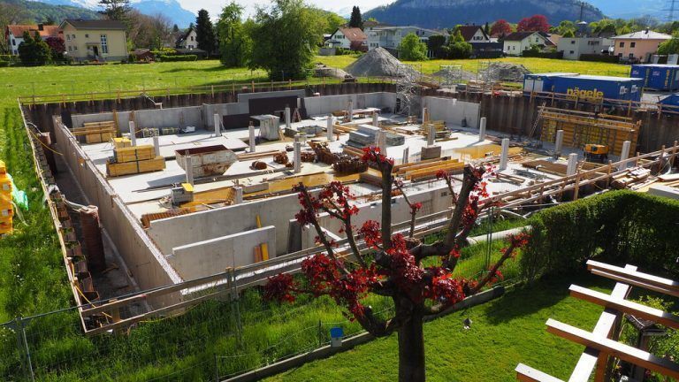 Mittlerweile hat sich bei der Baustelle für das Kinderhaus einiges getan. Nach Aushub und Bodenplatte wird derzeit an der Tiefgarage gewerkelt.