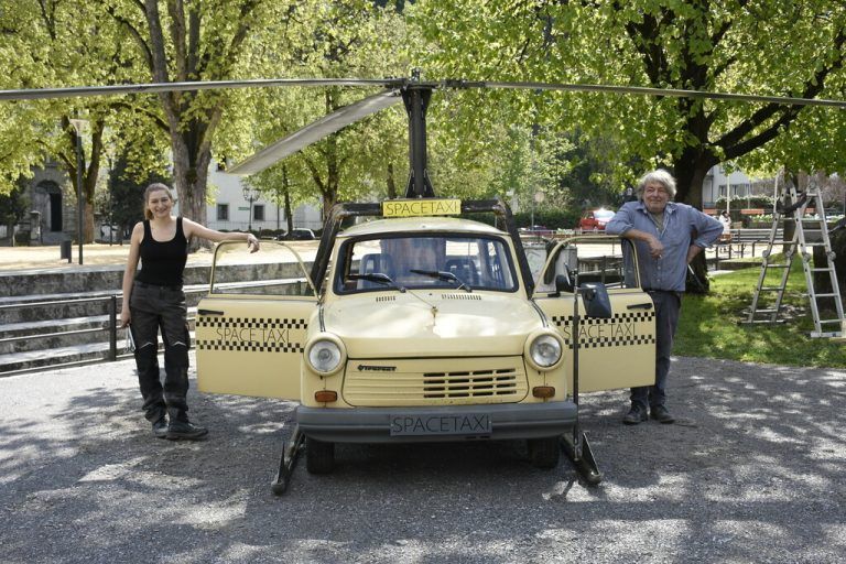 Mona und Günther Blenke mit ihrer Installation Space-Taxi in Hohenems. boeckle