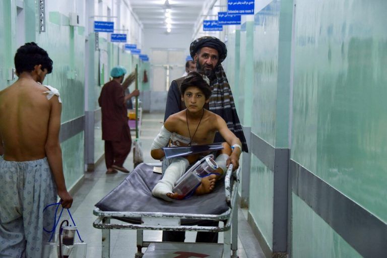Nach einem Terroranschlag auf einen Bus wird ein verletzter Bub im Spital in der afghanischen Stadt Kandahar behandelt. AFP