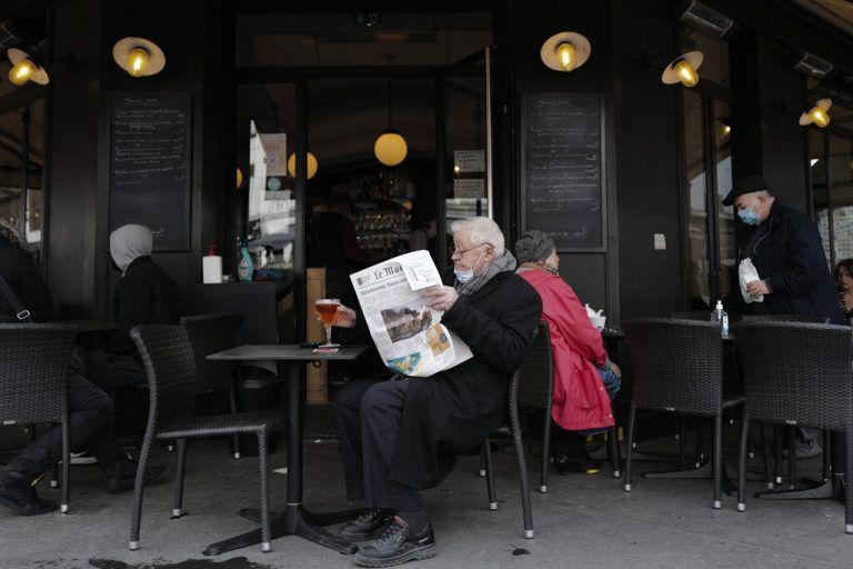 Nachdem die Gastronomen in Frankreich ihre Außenbereiche öffnen durften, sind die Pariser Cafés wieder gut besucht. AP