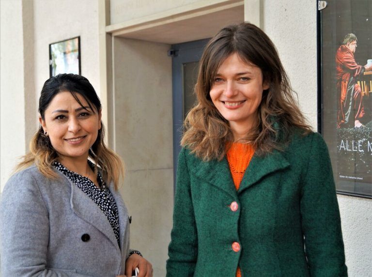 Nariman Al Nafichah und Schauspielerin Ines Schiller.