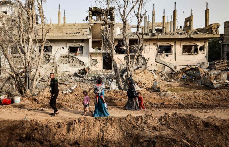 Palästinensische Familien kehren zu ihren zerstörten Wohnungen in Gaza-Stadt zurück. AFP, Reuters