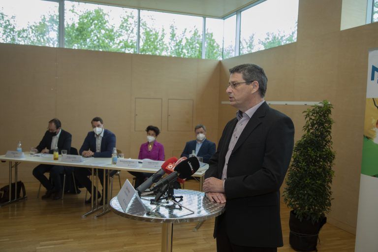 Verwaltungsdirektor Günter Amann bedankte sich für den Einsatz der Mitarbeiterinnen und Mitarbeiter der Stiftung.