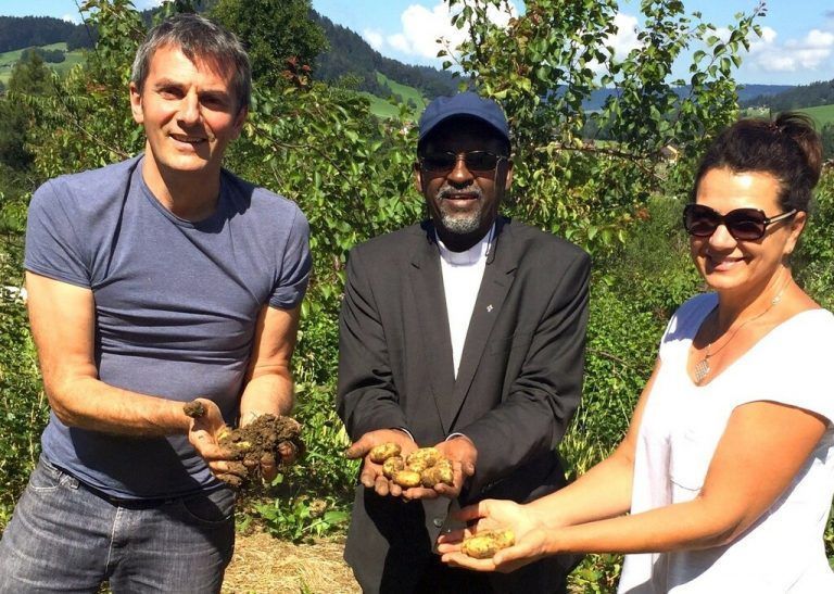 Permakulturist Leo Simma mit Sonja und Bischof Abraham Desta aus Äthiopien im Schau- und Schulgarten in Hittisau.