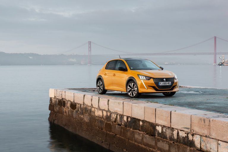 Peugeot 208: fescher Franzose, nimmt entweder Benzin, Diesel oder Strom.