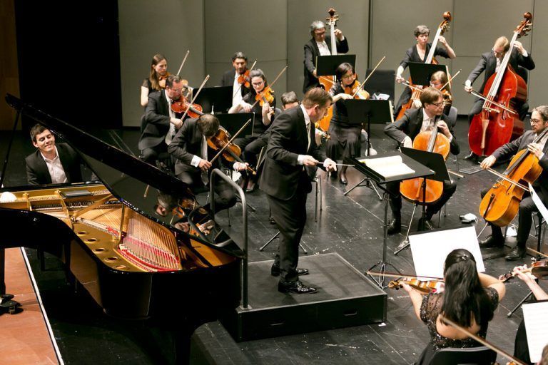 Pianist Aaron Pilsan mit dem Symphonieorchester Vorarlberg unter der Leitung von Nicholas Milton. sov/mathis
