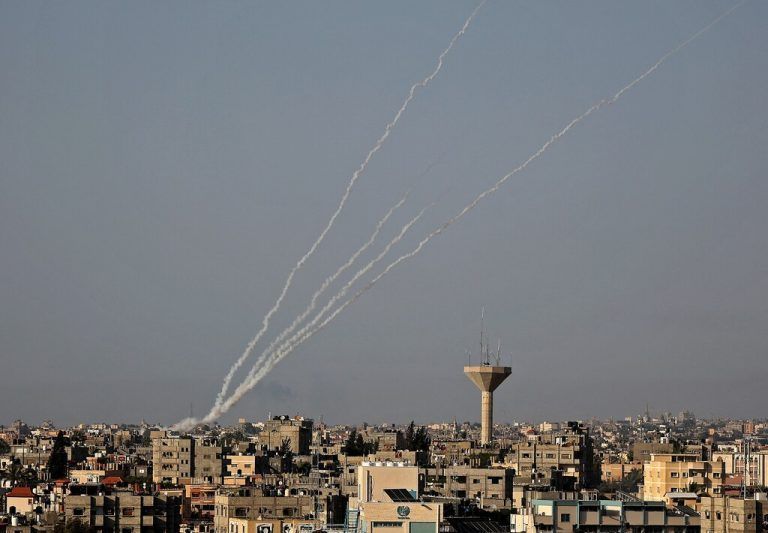 Raketen werden von Rafah im südlichen Gazastreifen Richtung Israel abgefeuert. AFP