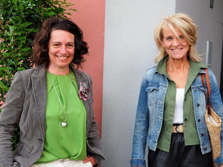 Regisseurin und Sprecherin Sandra Aberer und Annemarie Bereuter.