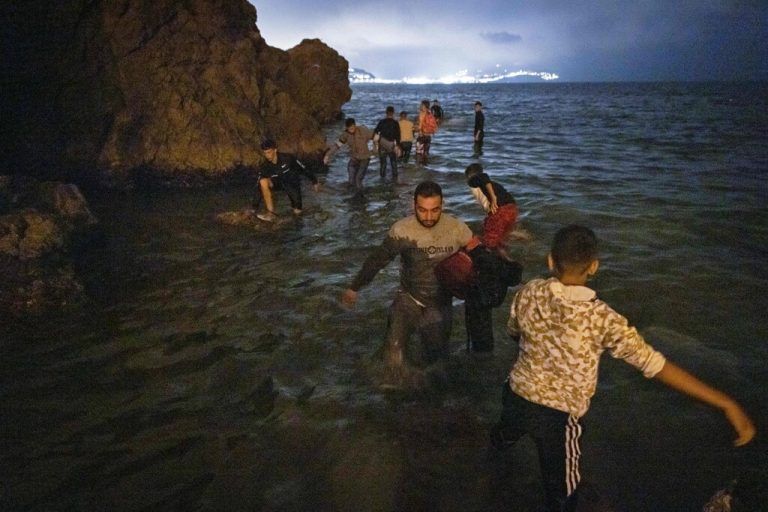 Rund 8000 Migranten erreichten am Dienstag von Marokko aus in die spanische Enklave Ceuta. Viele Menschen wurden wieder abgeschoben. AFP
